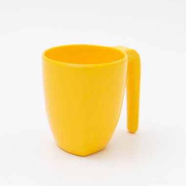 Beyaz arkaplanda sarı kupa boş