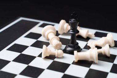 Satranç tahtası arka planında kazanan satranç