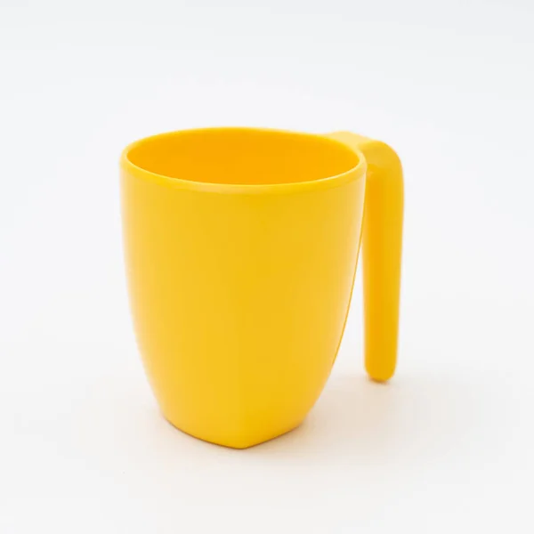 Taza Amarilla Vacía Sobre Fondo Blanco — Foto de Stock