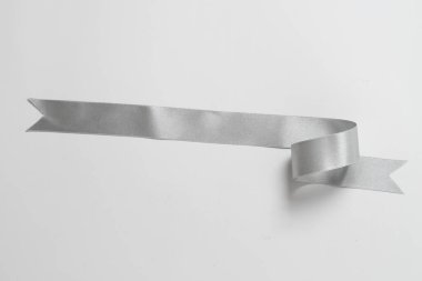 Beyaz arkaplanda izole edilmiş gümüş bir kurdele.