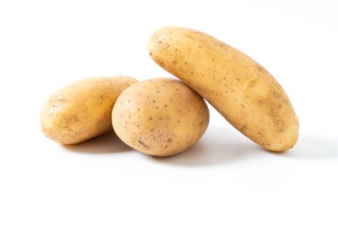 Beyaz arka planda soyutlanmış çiğ patates