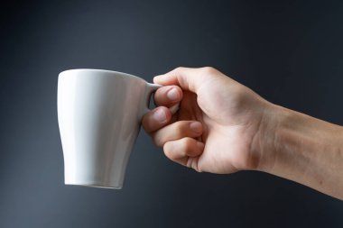 Siyah arka planda el ele tutuşmalar.