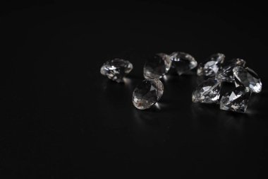 Siyah arka planda lüks elmaslar