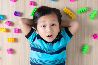 Oyuncak yap-boz oynayan küçük çocuk