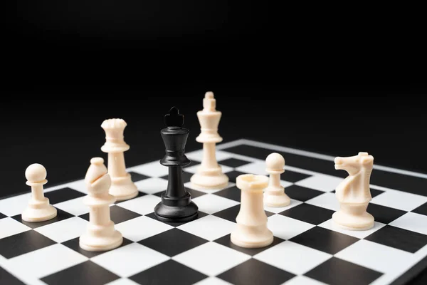 チェス盤の背景にチェスをセットして — ストック写真