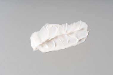 Beyaz arkaplanda beyaz kozmetik yüz kremi dokusu