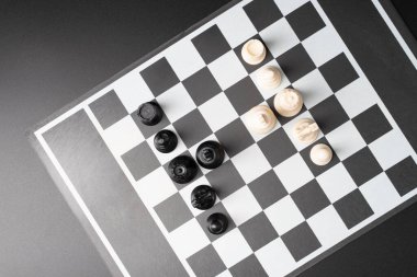 Satranç tahtasını bir arkaplanda ayarla