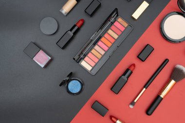 Dekoratif kozmetiği siyah ve kırmızı arkaplana ayarla