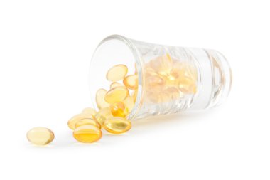 Omega 3 balık yağı kapsülleri ve cam.