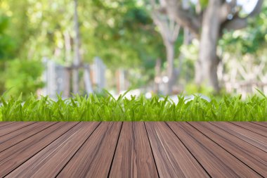 taze bahar yeşil çimenlerin üzerinde beyaz ve ahşap döşeme arka planı