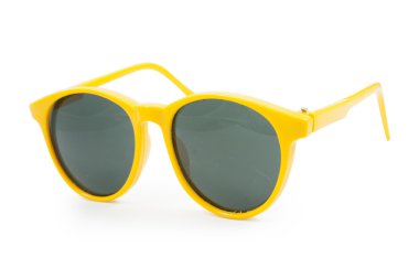 beyaz zemin üzerine sarı güneş gözlüğü