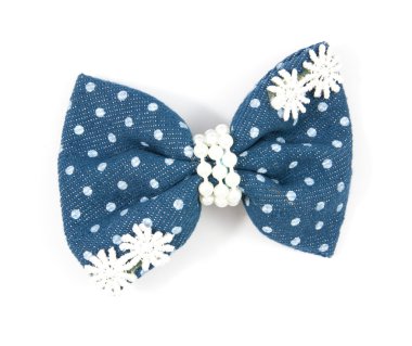 Mavi yay üzerine beyaz izole kapatmak