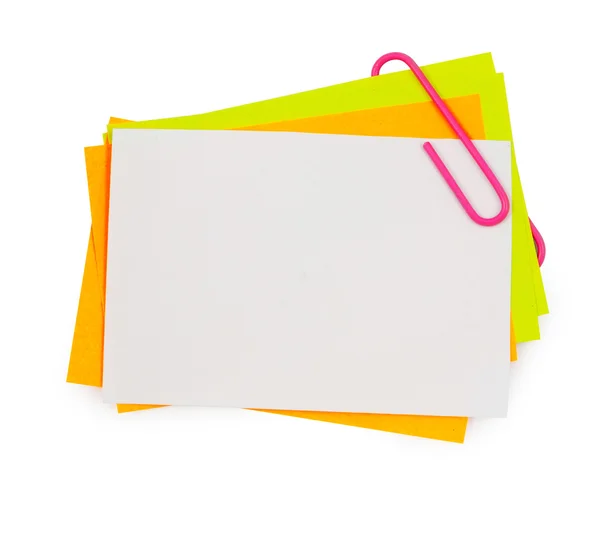 Mehrfarbige Notiz mit roter Büroklammer isoliert Clipping-Pfad — Stockfoto