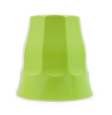 Beyaz arka plan üzerinde izole yeşil plastik kap kaza