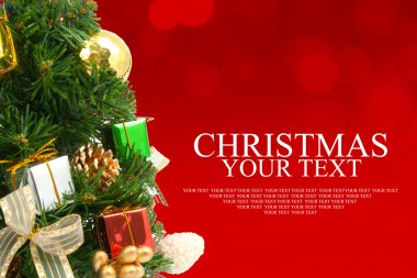 Noel ağacı arka plan kırmızı süs hediye kutusu ile çilek