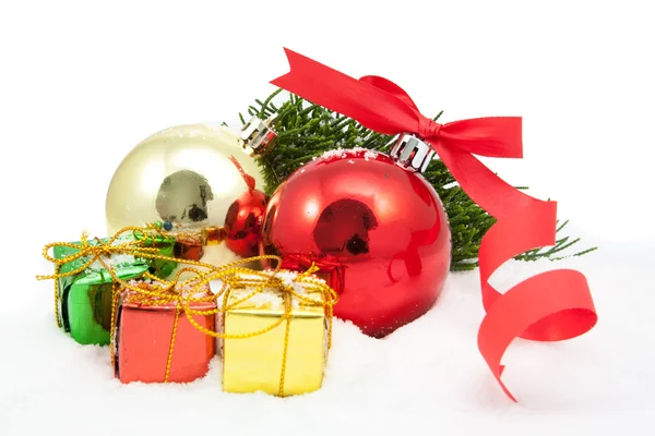 Pozadí vánoční stromeček s červeným ozdoba krabičky bobule — Stock fotografie