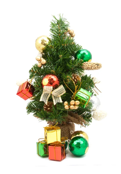 Noel ağacı arka plan kırmızı süs hediye kutusu ile çilek — Stok fotoğraf