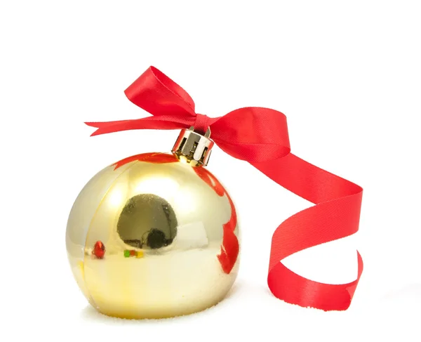 Weihnachtsbaum Hintergrund mit einem roten Schmuck Geschenk-Box Beeren — Stockfoto