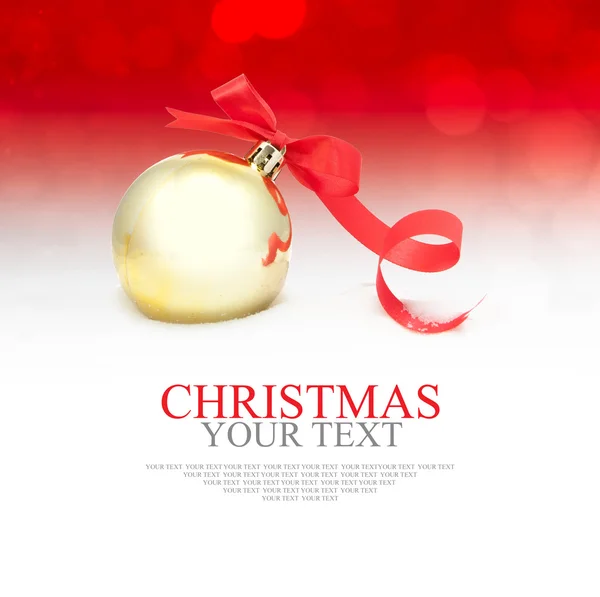 赤い飾りギフト ボックス クリスマス ツリー背景ベリーします。 — ストック写真