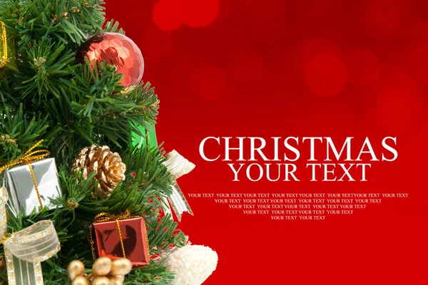 Albero di Natale sfondo con un rosso ornamento regalo scatola bacche — Foto Stock