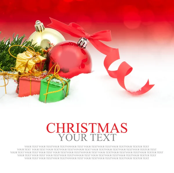 Fondo del árbol de Navidad con un adorno rojo caja de regalo bayas —  Fotos de Stock