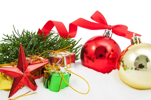 Noel ağacı arka plan kırmızı süs hediye kutusu ile çilek — Stok fotoğraf