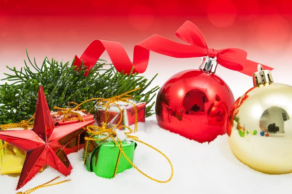 Pozadí vánoční stromeček s červeným ozdoba krabičky bobule — Stock fotografie