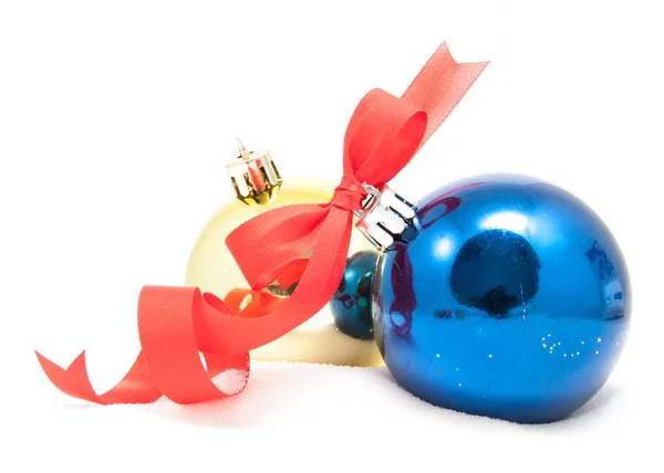Vánoční pozadí s dárkový box červený ornament bobule a ve sněhu — Stock fotografie