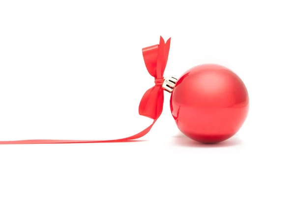 Glanz Weihnachten rote Kugel isoliert auf weißem Hintergrund — Stockfoto