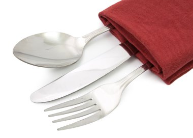 çatal ve bıçak izole kırmızı peçete üzerinde