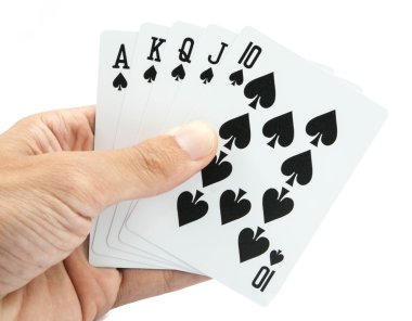 Elinde kartlarla oynuyor. 