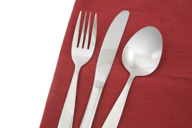 çatal ve bıçak izole kırmızı peçete üzerinde