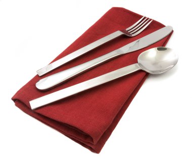 çatal ve bıçak izole kırmızı peçete üzerinde