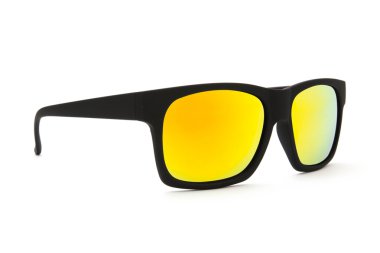 beyaz arkaplanda siyah güneş gözlüğü