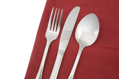 çatal ve bıçak izole kırmızı peçete üzerinde