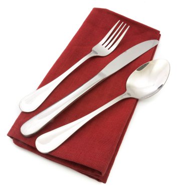 çatal ve bıçak izole kırmızı peçete üzerinde