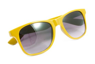 beyaz zemin üzerine kırmızı güneş gözlüğü