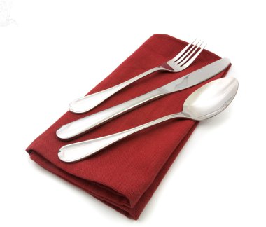 çatal ve bıçak izole kırmızı peçete üzerinde