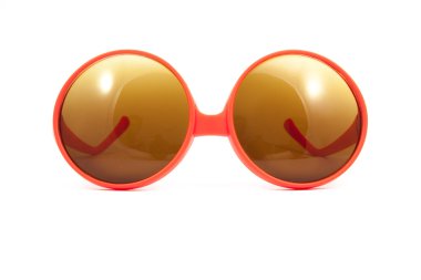 beyaz zemin üzerine kırmızı güneş gözlüğü