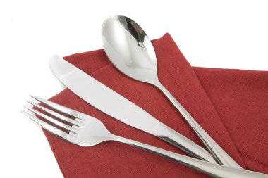 çatal ve bıçak izole kırmızı peçete üzerinde