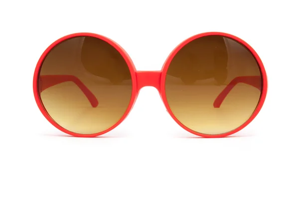 Fehér háttér piros napszemüveg — Stock Fotó