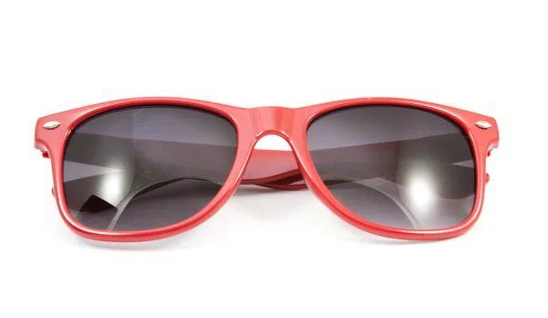 Occhiali da sole rossi su sfondo bianco — Foto Stock