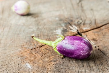 ahşap zemin üzerine patlıcan.