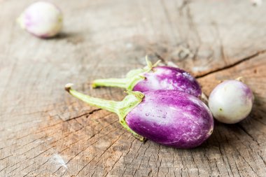 ahşap zemin üzerine patlıcan.