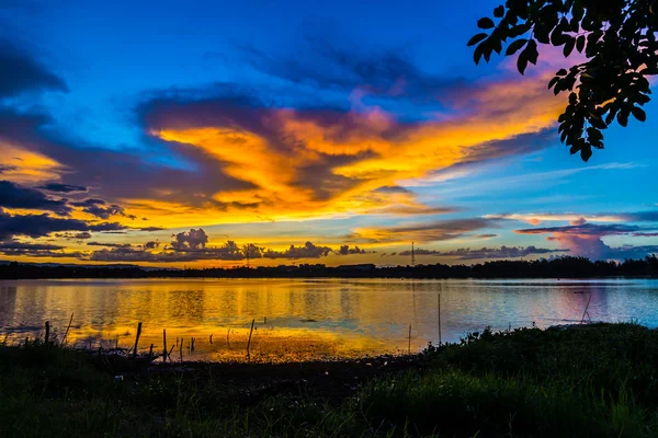 Coucher de soleil Paysage avec nuages et arbre — Photo