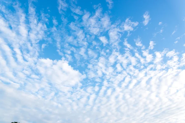 Bonita nube blanca en el cielo — Foto de Stock