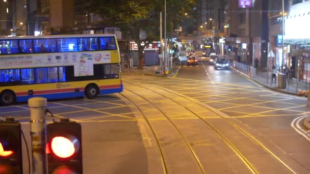 Auto 's en dubbeldeksbussen passeren. Vervoer en wegen in Hong Kong — Stockvideo