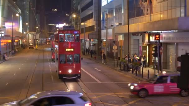 Caddede iki katlı kırmızı bir otobüs ve kışın geceleri geçen arabalar. — Stok video