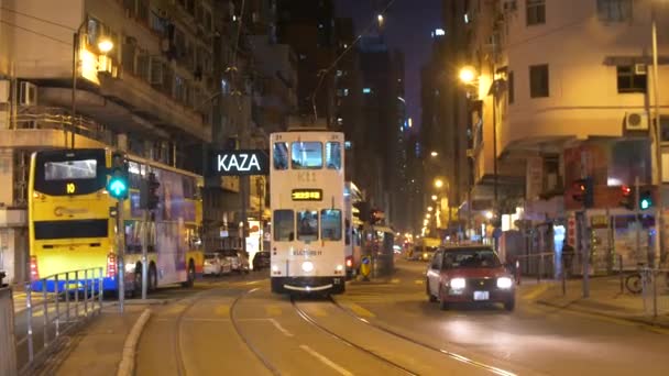 Bílý dvoupatrový autobus na ulici v Hong Kongu, Čína v noci v zimě — Stock video