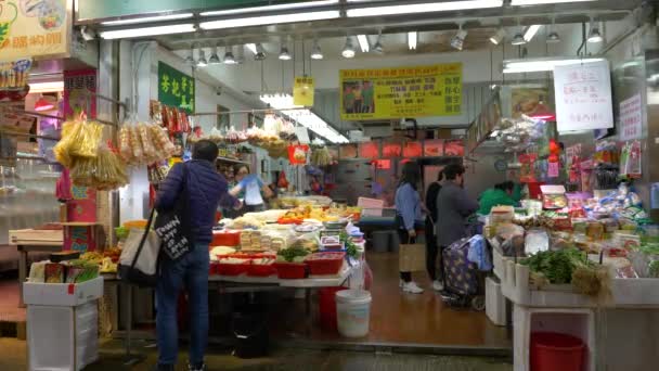 HONG KONG - 23. června 2020: Lidé procházející se kolem potravinářského trhu a nakupující potraviny — Stock video